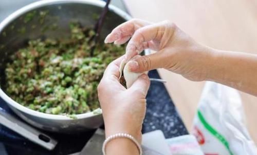 饺子|过年包饺子就用“它”,比芹菜营养比韭菜香,我家一周至少吃3次