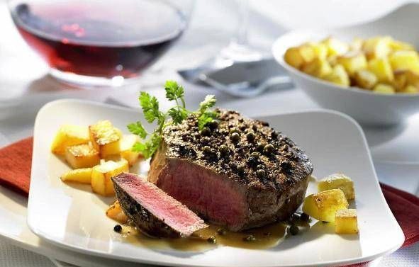 服务员|吃西餐时,牛排旁边的小葡萄最好不要吃,否则服务员会嘲笑你