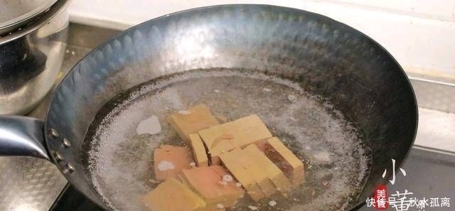 切成|一把韭菜和一块鸭血。如果再加上这一步,鸭血就不会散了