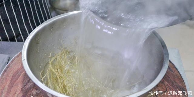 不粘锅|这才是地道的家常菜,大厨教你胡萝卜炒粉条技巧,粉条爽滑不粘锅