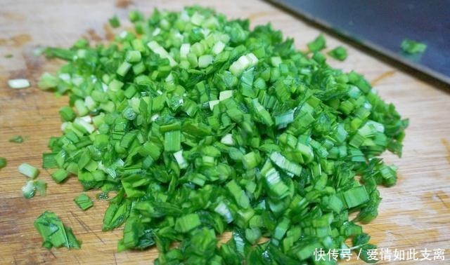 韭菜|韭菜新吃法，5分钟做好一盘开胃菜，做法简单，家人爱吃
