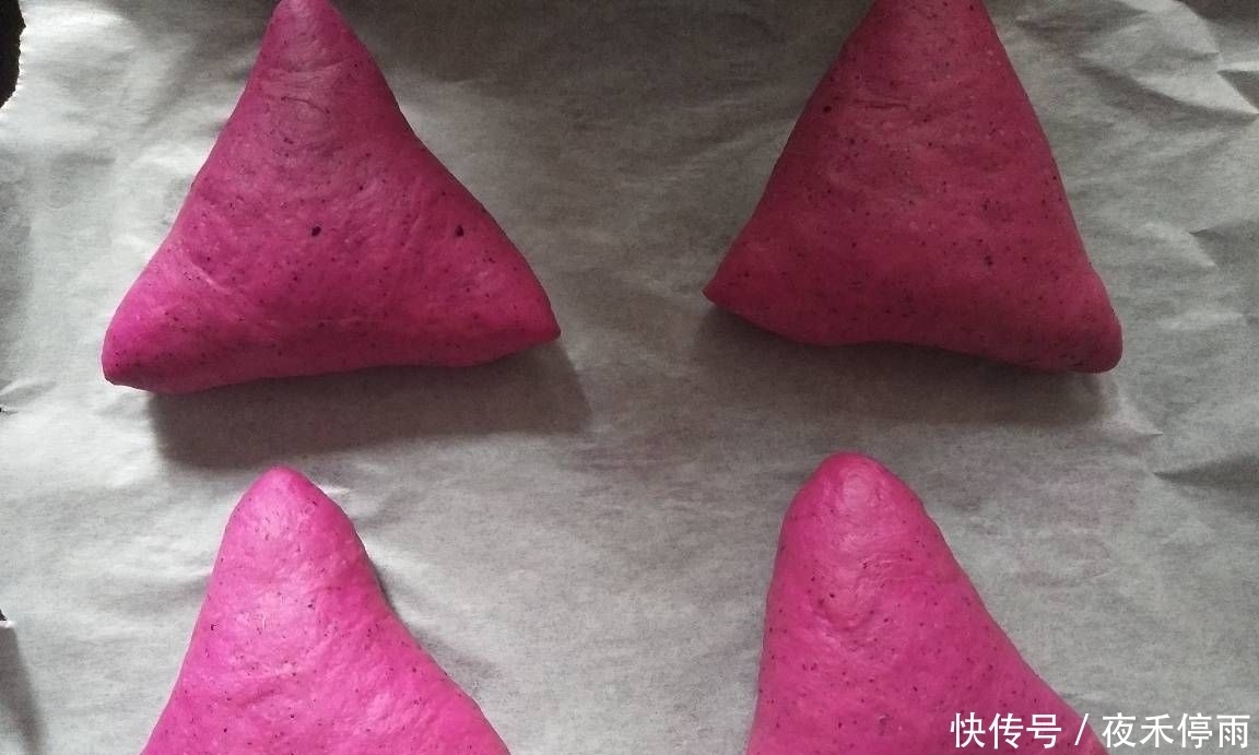 黄油|粉色火龙果麻薯软欧面包