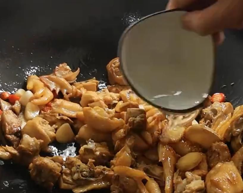 经典|鸡肉的经典做法,香辣美味,一盘鸡肉搭配两碗米饭,真过硬