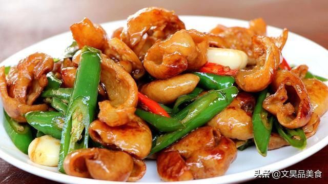 牢记|炒肥肠时,直接下锅炒不好,牢记这6个步骤,肥肠又香又脆没异味