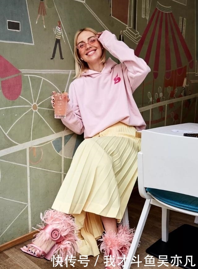 卫衣|卫衣+半裙=早秋最火混搭套路,时髦炸了