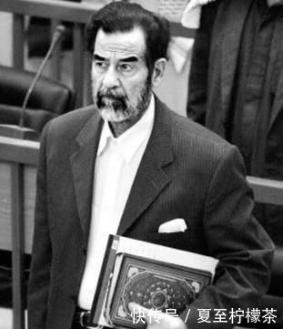 美国和伊拉|萨达姆被审判时,在法庭上两次反问法官,让法官无言以对