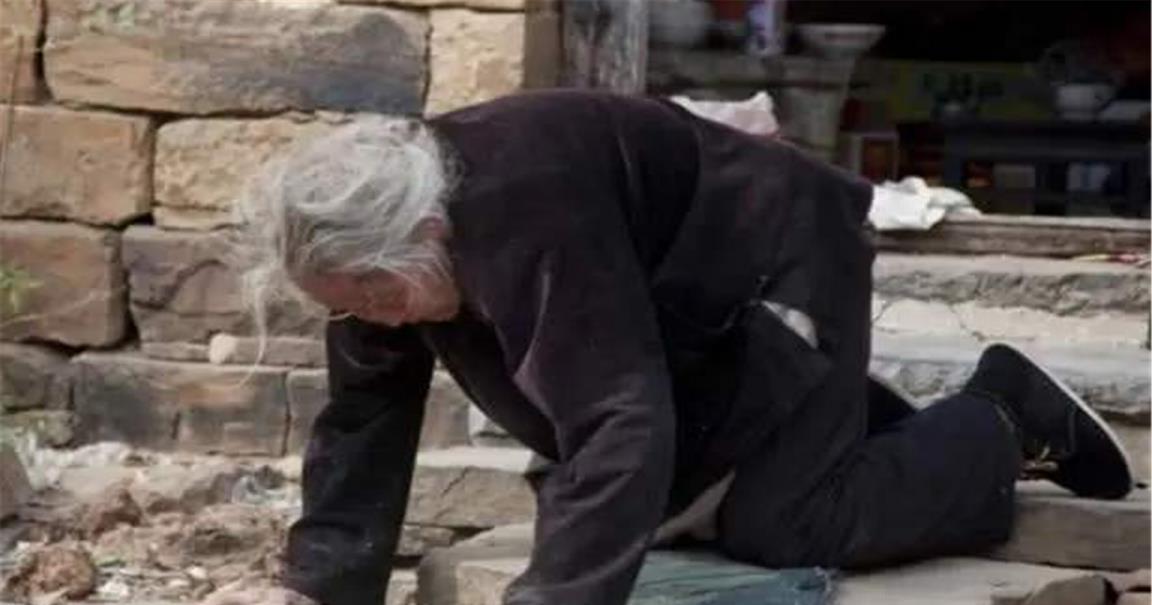 银行|99岁老人天天吃咸菜度日，死后家中发现百万遗产，银行清点3小时