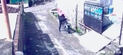 不对劲|男子抢到女子的包后幸灾乐祸,却发现不对劲,回来后让他悔恨不已