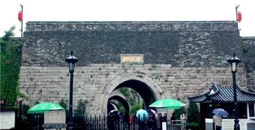 改成|民国人想把大清门改成中华门，额匾拆下来后反过来一看，不敢换了