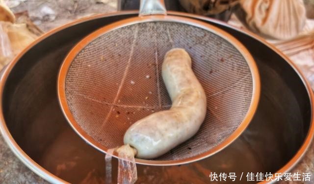 豫北地区|大叔集市卖暗黑美食一天百碗,外地人难下咽,本地人一天不吃就想