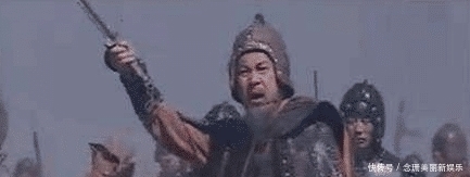 违令|将军上厕所时发现一窝蚂蚁, 对手下说: 赶快撤退, 违令者斩