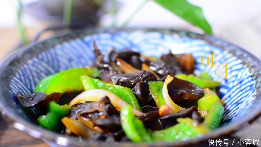 简单|木耳与这两样食材搭配一起炒,简单好吃营养平衡,冬天要多吃