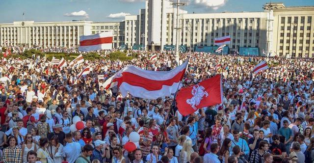  大乱|这次轮到西方了：美国头号盟友首都大乱，数万民众冲击国会大厦