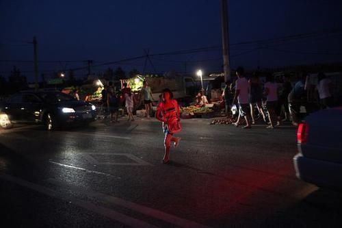  小女孩|实拍：农村9岁小女孩暑假在街头卖菜，最大心愿是能上大学
