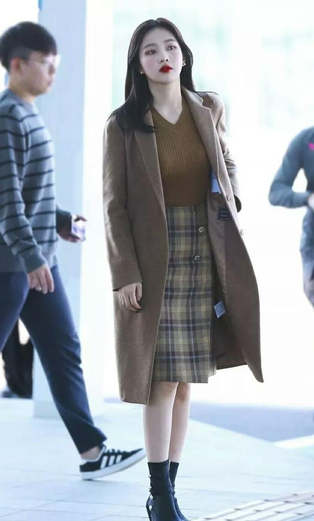 小姐姐|街拍：小姐姐身穿黑色的蕾丝吊带，配上一条灰色棉麻短裙，惊艳路人