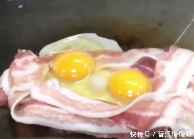小伙|小伙把鸡蛋打在五花肉上,十分钟后,路人惊呆了