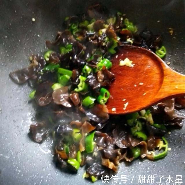 炒鸡蛋|木耳青椒炒鸡蛋 好看又下饭 一个人能吃两大碗