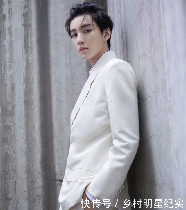  调皮|王俊凯首晒健身照，手臂与腿部线条优美，谢霆锋调皮评论：王总好