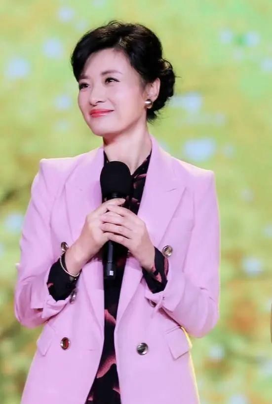 告别|曾是央视“最美”主持人挤掉倪萍,斗过董卿却突然告别央视