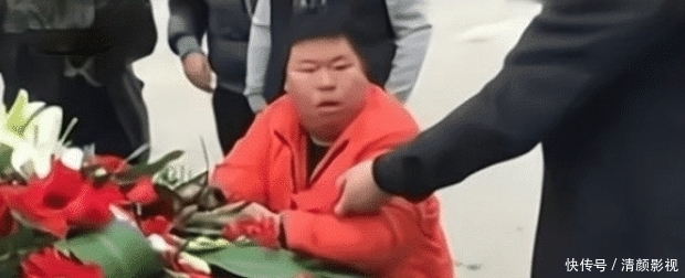 结婚|高小胖又一次被抓，原因是拦婚车叫爸爸，声称：不给100块钱不让走