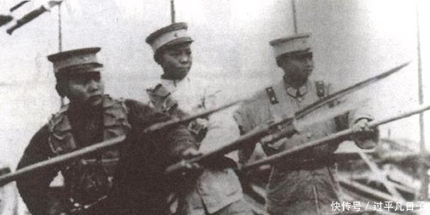 军队|抗战期间,中国军队的帽子中间为何总有两粒纽扣?真相原来是这样