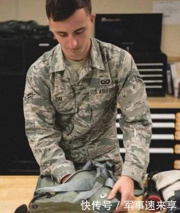 金币|美军飞行员的救生包，手枪匕首药品能理解，金币金表有什么用途？