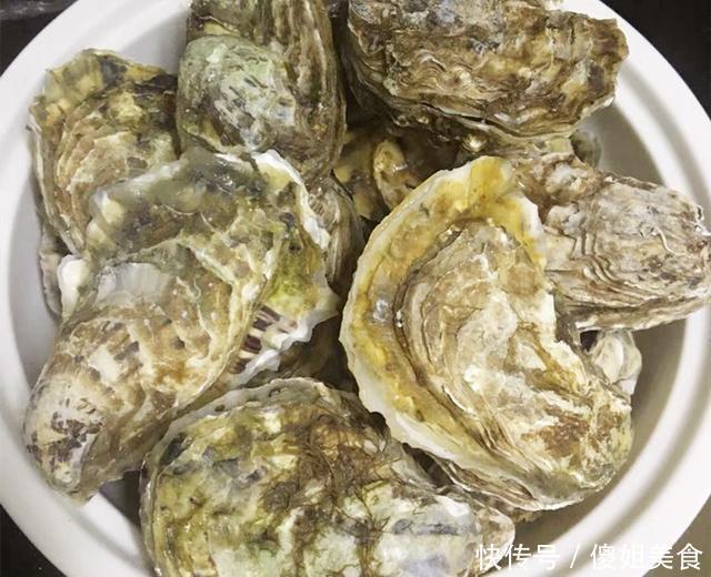 煮出|煮生蚝时,万万别直接下锅煮,海边人这样做,煮出的生蚝又鲜又嫩