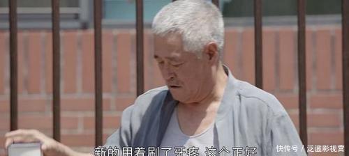 豪宅|赵本山不住豪宅回农村,头发花白满脸皱纹,灶台旁烧火做饭有精神