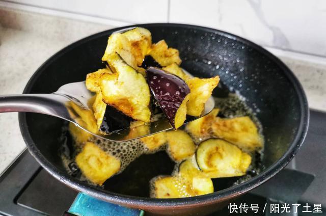  土豆|茄子土豆和青椒做出一盘地三鲜，成本也就5块左右，好吃赛过肉