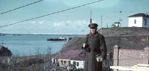 角落|罕见的二战彩色老照片!图二的一幕在战场的每一处角落都发生着