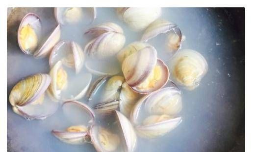  柔滑|蛤蜊蒸蛋，蛤肉是美味的，蒸蛋是柔滑的，充满色香味