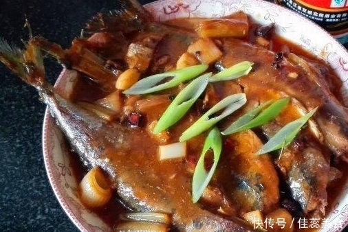  次去女友家|去女友家，丈母娘不唠嗑，只做一桌硬菜招待，亲戚：馋的要来蹭饭