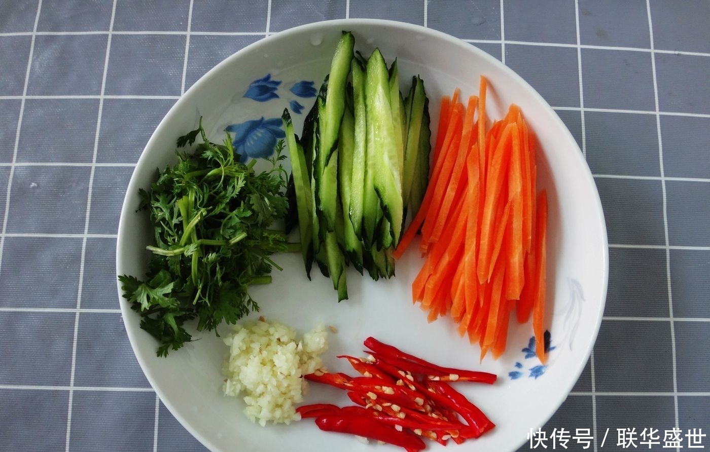 上桌|夏天,最适合做这道菜,拌一拌就上桌,美味低脂,越吃越苗条