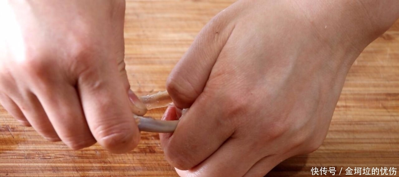 鸡翅|我教你怎么用酱油炒鸡翅。吃东西的时候不需要吐骨头。鸡肉又嫩又多汁