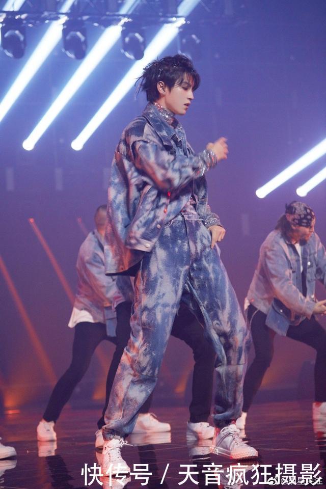 八月|王俊凯八月搭配合集,大帅哥衣品超级棒,一起学起来!????