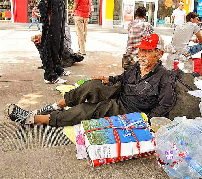  人心|寒了好人心：拾荒老人捡到巨款归还失主，失主一句话让人无奈