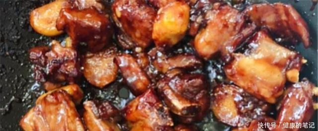 糖醋排骨|别馋邻居家糖醋排骨了!你也能做,只需5步,排骨既酸甜又酥脆