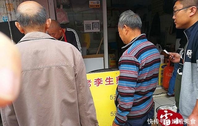 大爷|大爷十年如一日的卖早餐,10块钱1碗,一碗能吃到撑