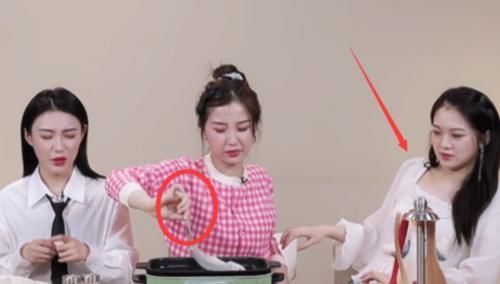 周梓|青你2虞书欣手拿生鱼放入煎锅,谁注意到周梓倩的反应太真实了