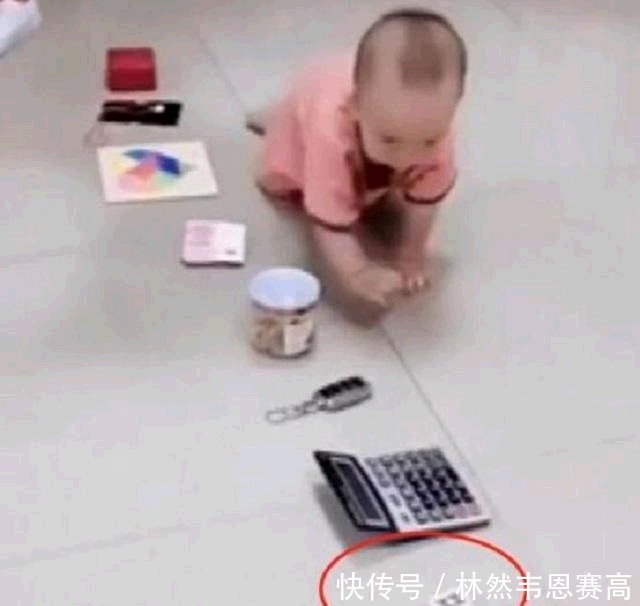 孙子|宝宝抓周,爷爷随手放下一个“八条”,孙子直奔而去,全家人黑脸