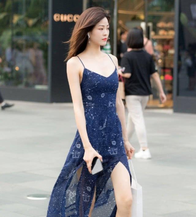 时尚|街拍清新时尚的小姐姐,身穿个性裙潇洒大方,轻松秀出曼妙身姿