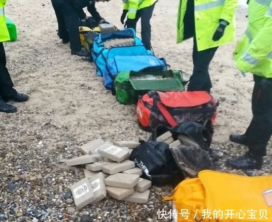 海洛因|海滩上飘来“不明包裹”，游客打开一看吓坏了，背后价值不菲