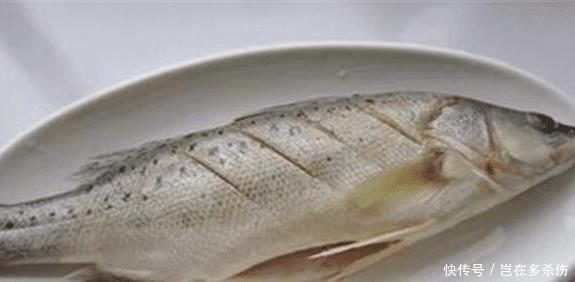 关键|清蒸鲈鱼时,这一步很关键,否则,蒸出的鲈鱼不滑嫩!