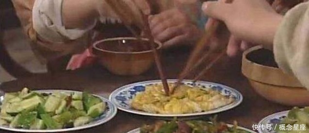饭菜|还珠格格饭菜是假的,家有儿女也是假的,这部剧虽剧组穷,但饭菜是真的