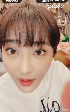  走红|十亿千金因《好声音》走红，被谢霆锋收徒，现变整容脸比亲妈显老