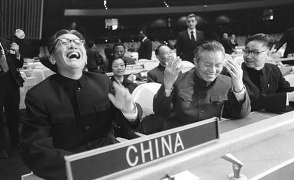 永远无法重拍的瞬间:三赴震区的周总理，仰天大笑的乔冠华，唱京剧的陈赓!