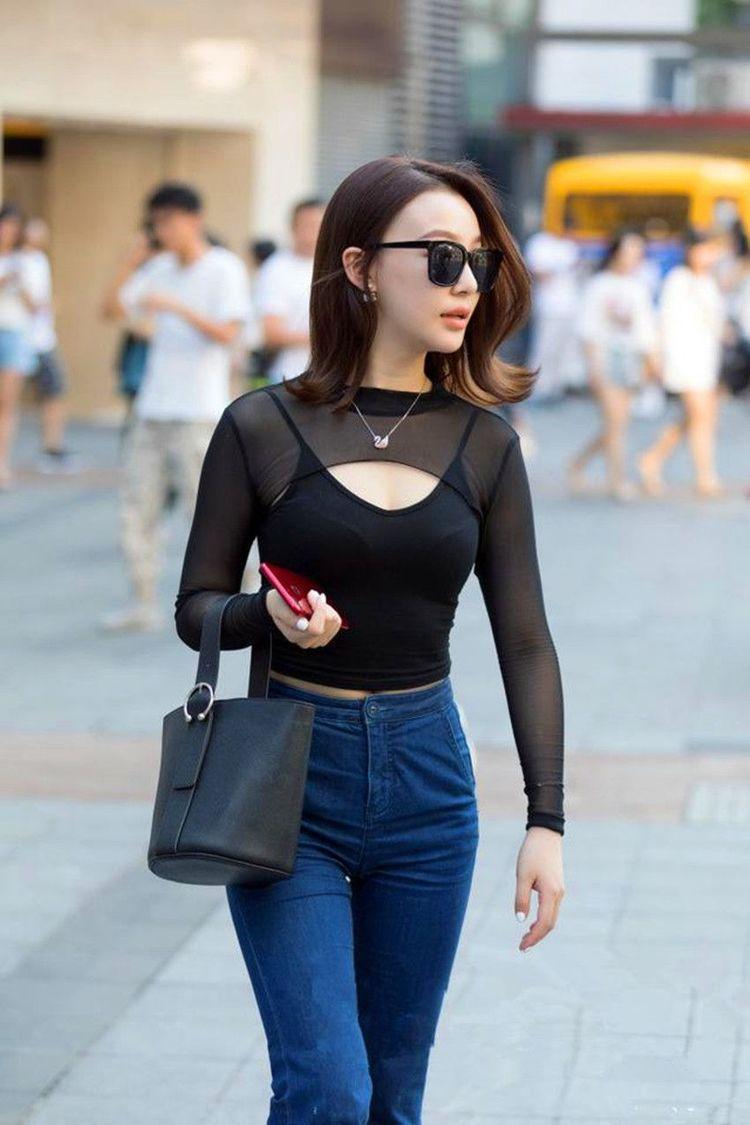 红色|街拍：小姐姐大红色蝴蝶吊带连衣裙，清凉时尚，十分抢眼！