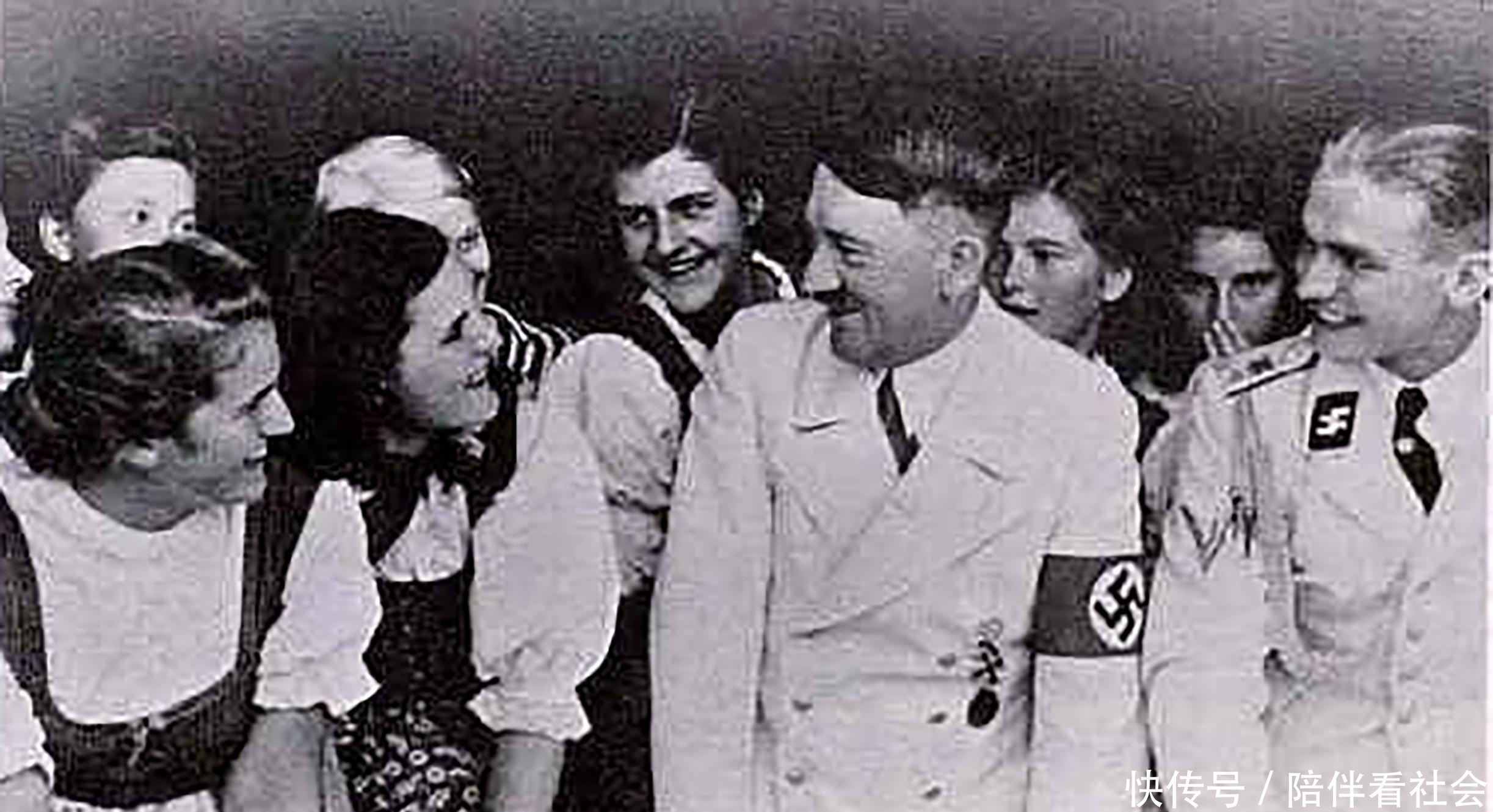 参观|历史罕见照：躺棺材中的墨索里尼，参观女子学院的希特勒，坦克上煎蛋的德军