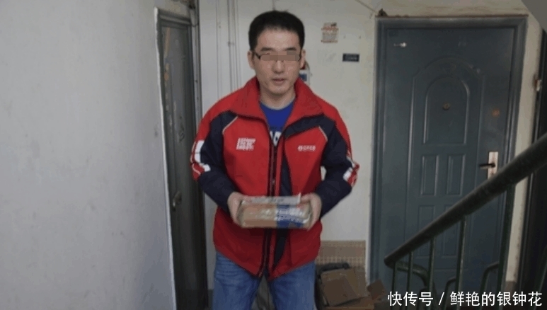 打开门|男子说腿脚不方便, 让小哥送快递上楼, 两年后打开门小哥愣了