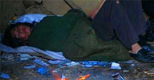 干活|人可以有多懒?他因父母溺爱从不干活,吃饭靠喂,最后竟活活饿死